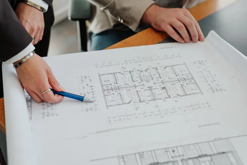 Grundriss wird mit einem Stift geprüft