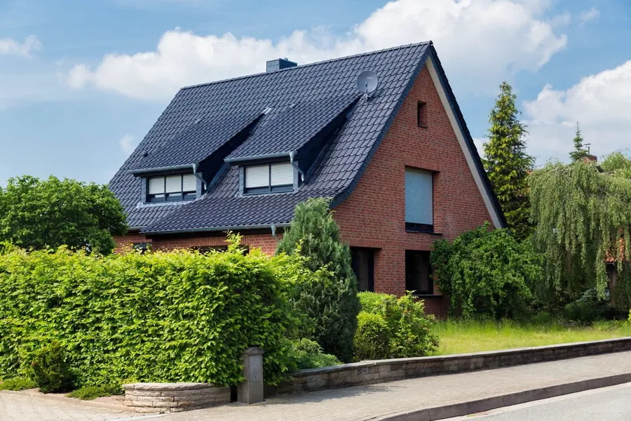 Einfamilienhaus mit Klinkerfassade und Garten