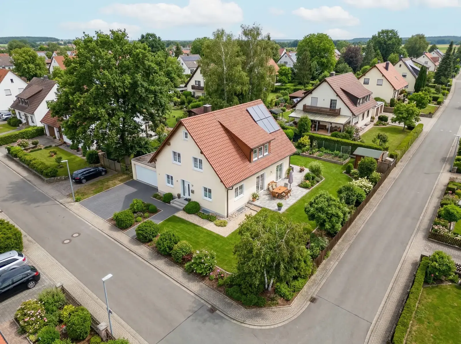 Luftaufnahme eines Wohngebiets mit Einfamilienhäusern und Gärten im Rhein-Sieg-Kreis
